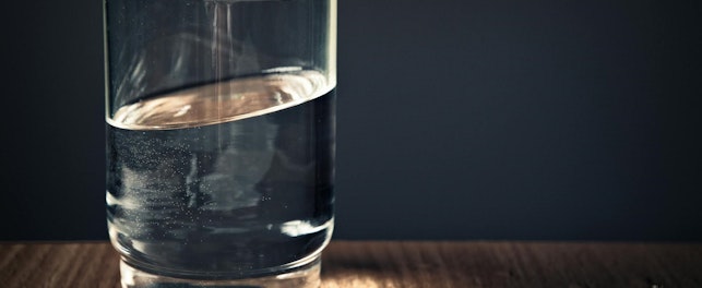 Mikroorganizmy w wodzie pitnej są niezauważalne gołym okiem. Czym właściwie są i jakie mają znaczenie dla naszego organizmu?